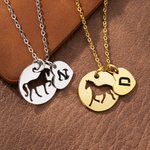 Collar personalizado de caballo hueco con el encanto del corazón inicial Exquisita joyería Día del Juego Regalo de aniversario para los amantes de los caballos Ecuestres