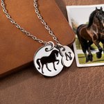 Collar personalizado de caballo hueco con el encanto del corazón inicial Exquisita joyería Día del Juego Regalo de aniversario para los amantes de los caballos Ecuestres