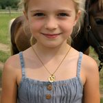 Collar personalizado de caballo hueco con el encanto del corazón inicial Exquisita joyería Día del Juego Regalo de aniversario para los amantes de los caballos Ecuestres