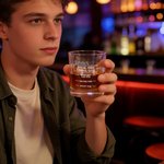 Spersonalizowana szklanka do whisky Football Team Pour Line 10 uncji z imieniem na Dzień Ojca i prezent urodzinowy dla fanów piłki nożnej