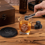 Personalisierte Retro Initial Whiskey Glas 4 Steine hölzerne Box Set mit Namen Vatertag Geburtstag Jahrestag Geschenk für Männer