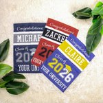 Personalisierte doppelseitige Graduation Garden Flag mit Namen und Klasse von 2026 Multicolor Yard Porch Dekoration Geschenk für Absolventen Senioren