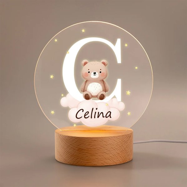 Personalizowana lampka LED drewniana podstawa z inicjałem gwiazdkami chmurkami leśnymi zwierzątkami dekoracja do pokoju dziecka prezent na urodziny
