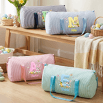Borsa da viaggio di grande capacità personalizzata con nome e tracolla, con effetto fluff dell'uovo di Pasqua del coniglietto, iniziale a strisce, regalo di viaggio di Pasqua per i bambini