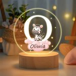 Personalizowana lampka LED drewniana podstawa z inicjałem gwiazdkami chmurkami leśnymi zwierzątkami dekoracja do pokoju dziecka prezent na urodziny