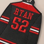 Llavero personalizado de camiseta de hockey sobre hielo con número y nombre bordados Uso diario Día del partido Regalo de aniversario para jugadores de hockey