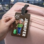 Personalisierter Gepäckanhänger mit Cartoon-Reisefigur | mit Namen Flugzeug- und Kartenmotiv | Reisezubehör | Geburtstag Geschenk für Reiseliebhaber