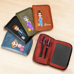 Personalisierte Cartoon Travel Character PU Leder Notebook Set mit Stifthalter Reiseplaner täglichen Gebrauch Geburtstag Geschenk für Travel Lovers