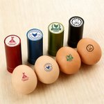 Gepersonaliseerde Eierstempel met Kippensilhouet Tekst en Jaar met Voedselveilige Inkt Verjaardagscadeau voor Familie Boer of Pluimveehouder