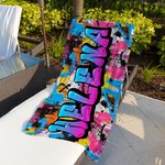 Personlig graffiti strandhandduk med namn stort sandfritt snabbtorkande badlakan unik present för födelsedag semester och resa