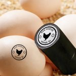 Gepersonaliseerde Eierstempel met Kippensilhouet Tekst en Jaar met Voedselveilige Inkt Verjaardagscadeau voor Familie Boer of Pluimveehouder