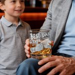 Vaso personalizado Best Dad Ever Fist 10 oz Rock Whiskey Glass con nombres Old Fashioned Regalo de cumpleaños del Día del Padre para hombre aficionado al whisky