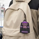 Llavero personalizado de camiseta de hockey sobre hielo con número y nombre bordados Uso diario Día del partido Regalo de aniversario para jugadores de hockey