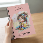 Gepersonaliseerd Cartoon Lezend Meisje A5 Spiraal Notitieboekje met Naam en 120 Gelinieerde Pagina's Verjaardag Terug Naar School Cadeau voor Meisjes Studenten Kinderen