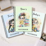 Gepersonaliseerd Cartoon Lezend Meisje A5 Spiraal Notitieboekje met Naam en 120 Gelinieerde Pagina's Verjaardag Terug Naar School Cadeau voor Meisjes Studenten Kinderen