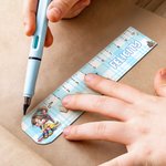 Personifierad söt tecknad läsande flicka linjaldesign magnetisk bokmärkesklämma med namn födelsedagsbakgrund till skolan present till barn bokmalar