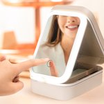 Personalizzato personaggio dei cartoni animati Fiore di nascita Scatola portagioie in pelle PU con nome e LED Specchio per il trucco regolabile a tre colori Regalo di compleanno per le donne
