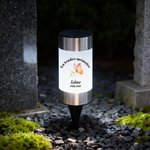 Lampe solaire personnalisée avec nom texte date et fleur - Design de papillon ou pigeon - Cadeau de Toussaint cérémonie funèbre jardinage pour famille