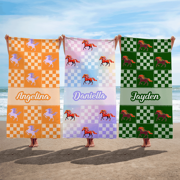 Serviette de plage personnalisée avec nom et motif cheval à carreaux couleur-block - Cadeau d'anniversaire essentiel pour les amoureux des chevaux