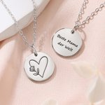 Personalisierte Münz-Halskette mit Herz-Umarmung | Line-Art-Design | mit eingraviertem Text | Geburtstag Muttertag Geschenk für Mama Oma