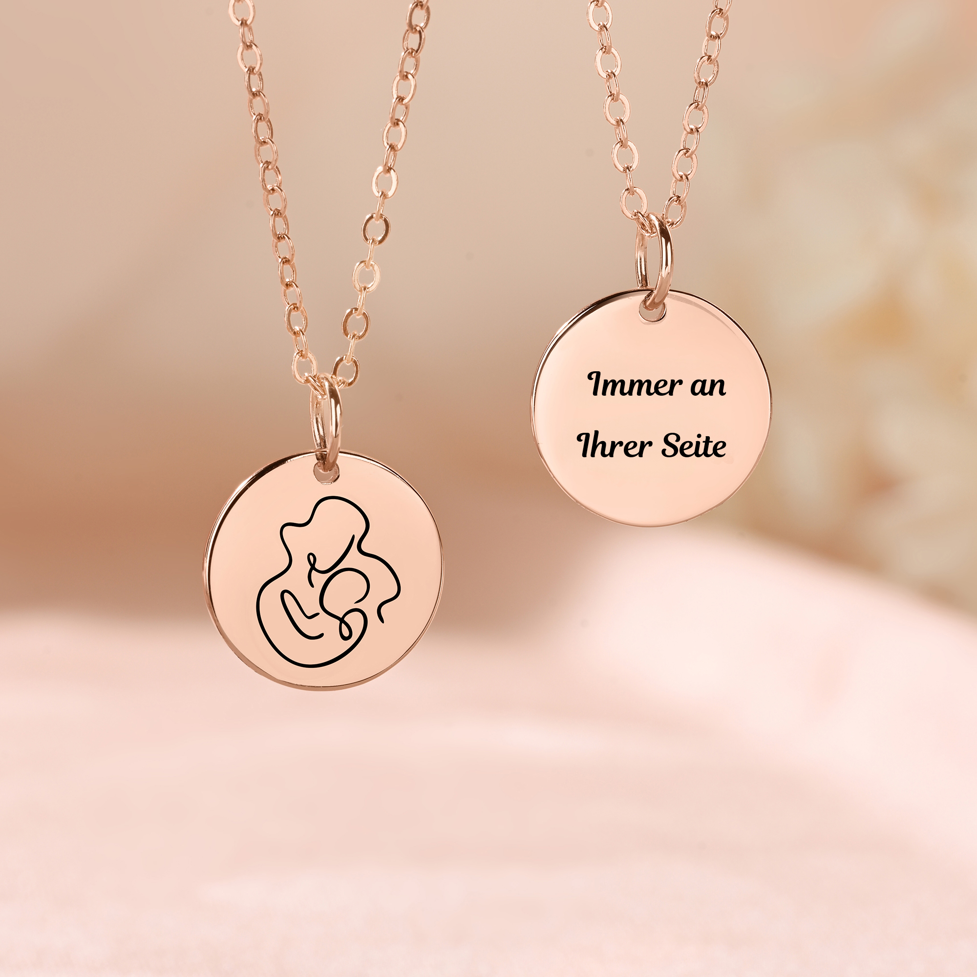 Personalisierte Münz-Halskette mit Herz-Umarmung | Line-Art-Design | mit eingraviertem Text | Geburtstag Muttertag Geschenk für Mama Oma