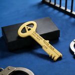 Gepersonaliseerde Simulatie Gevangenis sleutel Jail Cell Replica sleutel met doos Creative Decor Pensioen Gift voor gevangenis bewaker correcties Officer