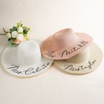 Gepersonaliseerde Text Floppy Strandhoed met Pom-Poms Zomer Accessoire Strand Vakantie Vrijgezellenfeest Huwelijksreis Cadeau voor Vrouwen Bruid