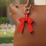 Personalisierte Multicolor PU Leder Bogen Tasche Charme Schlüsselanhänger mit anfänglichen Geburtstag Weihnachten Geschenk für Frau Mädchen