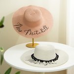 Gepersonaliseerde Text Floppy Strandhoed met Pom-Poms Zomer Accessoire Strand Vakantie Vrijgezellenfeest Huwelijksreis Cadeau voor Vrouwen Bruid