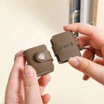 Gepersonaliseerde Mini Fotoalbum-sleutelhanger van PU-leer met Tekst en Ruimte voor 10-14 Foto’s Verjaardag- of Jubileumcadeau voor Vrienden Koppels
