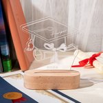 Personalisierte Graduation Cap Einstellbare LED-Nachtlicht mit verschiedenen Farben wechselnden und hölzernen Basis Graduation Souvenir Zimmer Dekoration Geschenk für Absolventen