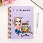 Personlig Butterfly Floral Cartoon Character 26-27 Planner Spiral A5 Anteckningsbok med veckovisa månatliga planeringssidor Födelsedagspresent för familj vänner