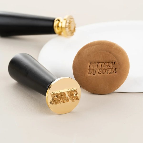 Tampon en Céramique Poterie Argile Laiton Cachet Personnalisé avec Motif Initiale Date Cadeau pour Amateurs d'Artisanat