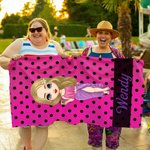 Toalla de playa de gran tamaño de secado rápido con el nombre de un personaje de dibujos animados personalizado Fiesta en la playa Regalo de cumpleaños para la familia Mujeres