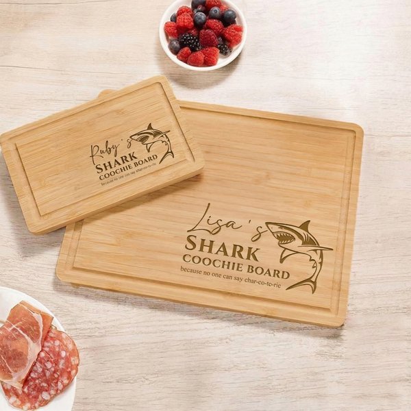 Personalisierte lustige Hai FSC Charcuterie Bambus Schneidebrett mit Namen Housewarming Jahrestag Geschenk für Familie Freunde