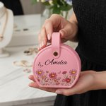 Personalisierte Multicolor Geburt Blume Schmetterling PU Leder Handheld-Schmuck-Box mit Namen Muttertag Geburtstag Geschenk für Frauen