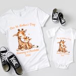 Personalizzato Design animale carino La nostra prima festa della mamma 100% cotone Baby Bodysuit Maglietta per adulti con nome Festa della mamma Regalo di compleanno per neonati Mamme