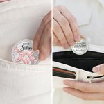 Personlig diamant hånd i hånd-designmynt med navn og displaystativ Bursdagsjubileumsgave til bestevenner søstre