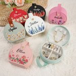 Personalisierte Multicolor Geburt Blume Schmetterling PU Leder Handheld-Schmuck-Box mit Namen Muttertag Geburtstag Geschenk für Frauen