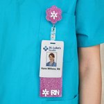 Spersonalizowany, wielokolorowy, brokatowy, akrylowy identyfikator z tekstem w kształcie kokardy i kołowrotkiem - prezent na Tydzień Pielęgniarki dla lekarza, pielęgniarki i personelu medycznego