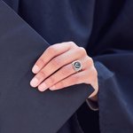 Personlig universitets klass signetring med initialer skolans namn gravering text klass 2026 examen gåva för akademiker