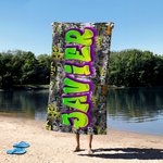 Toalla de playa personalizada de secado rápido diseño de grafiti con nombre para fiestas en la playa o viaje regalo de cumpleaños para niños y familia