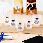 Spersonalizowany zestaw 10 jednorazowych kubków z matowego plastiku z nazwą roku i szkoły Uroczyste przyjęcie z okazji ukończenia szkoły dla absolwentów