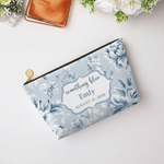 Personalisierte etwas blau blumige tragbare Make-up-Tasche mit Namen Datum täglichen Gebrauch Reise Lagerung Jahrestag Geburtstag Hochzeit Geschenk für Braut Brautjungfer