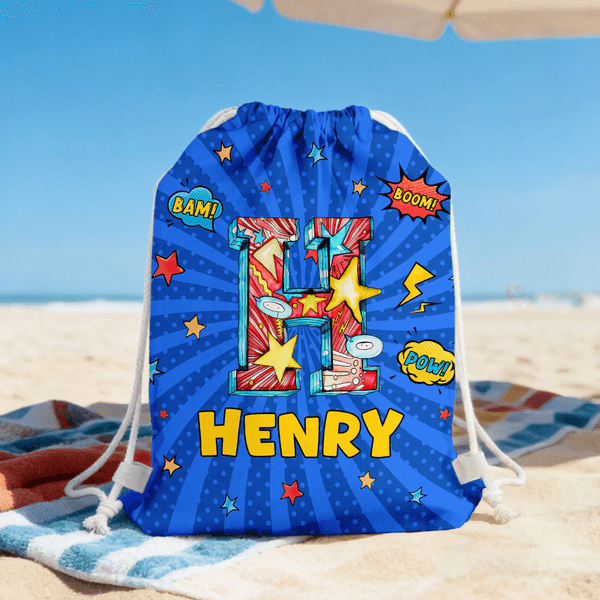 Mochila de playa con cordón personalizada con el nombre Cool Hero Comic Design Star Initial Beach Party Birthday Gift for Kids