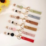 Personalizowany brelok z kwiatem urodzenia z pu skóry z imieniem i zawieszką stokrotki elegancki prezent na ślub i urodziny dla druhen i przyjaciół