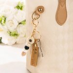 Personalizowany brelok z kwiatem urodzenia z pu skóry z imieniem i zawieszką stokrotki elegancki prezent na ślub i urodziny dla druhen i przyjaciół