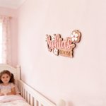 Plaque de porte en bois personnalisée avec nom et fleur de marguerite Décoration de chambre d'enfant Cadeau de pendaison de crémaillère pour nouveaux parents Enfants