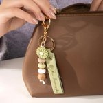 Personalizowany brelok z kwiatem urodzenia z pu skóry z imieniem i zawieszką stokrotki elegancki prezent na ślub i urodziny dla druhen i przyjaciół