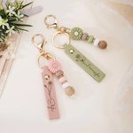 Personalizowany brelok z kwiatem urodzenia z pu skóry z imieniem i zawieszką stokrotki elegancki prezent na ślub i urodziny dla druhen i przyjaciół